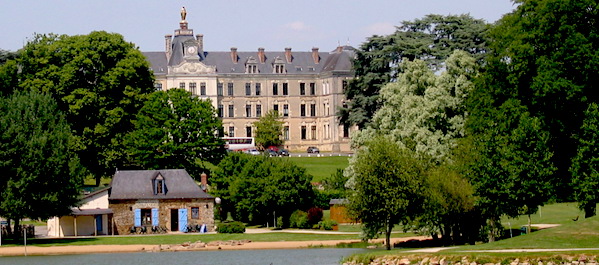 Le collège vu du plan d'eau